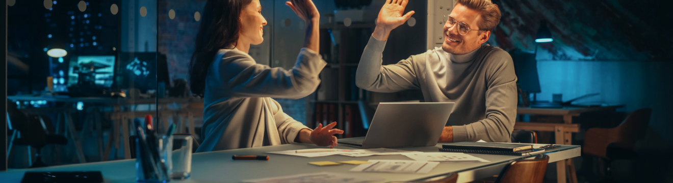 Pracownicy przybijający sobie piątkę