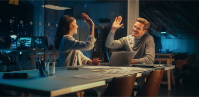 Pracownicy przybijający sobie piątkę