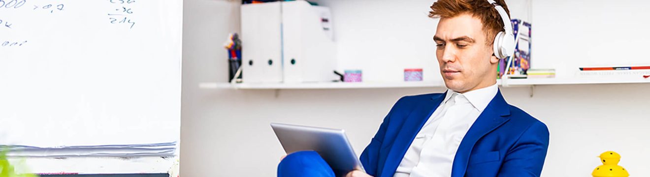 Pracujący programista ze słuchawkami na uszach