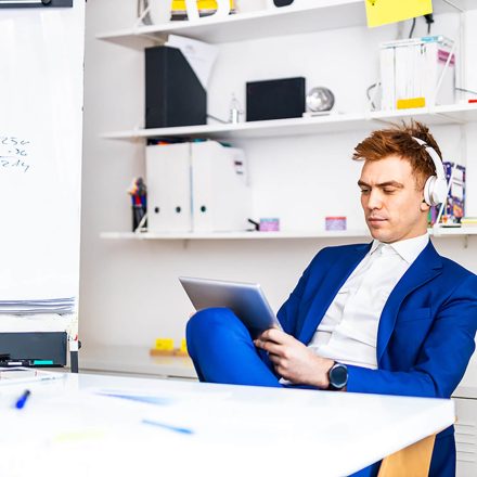 Pracujący programista ze słuchawkami na uszach