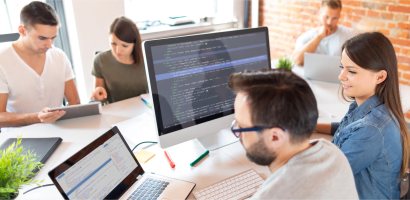 Zespół programistów w czasie pracy