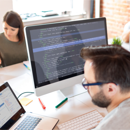 Zespół programistów w czasie pracy