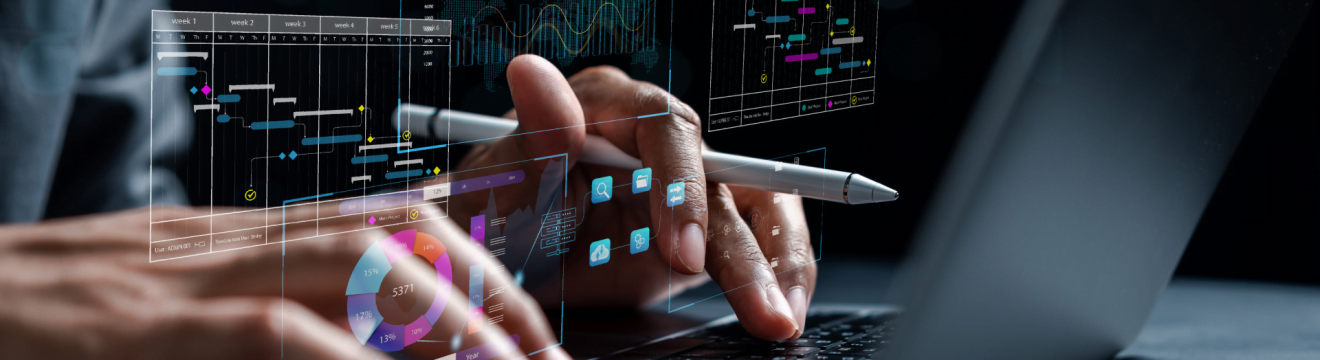 Programista piszący kod na laptopie