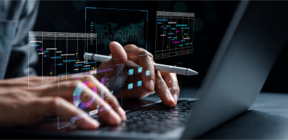 Programista piszący kod na laptopie