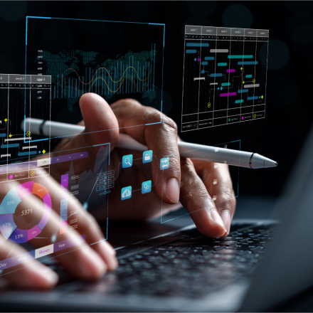 Programista piszący kod na laptopie