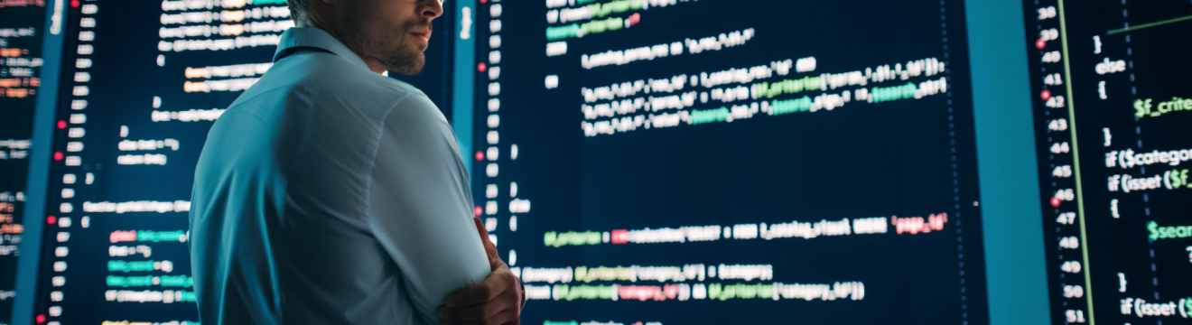 Programista patrzący na kod na monitorze