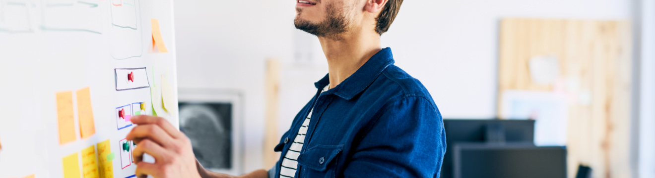 Projektant UX/UI w czasie pracy
