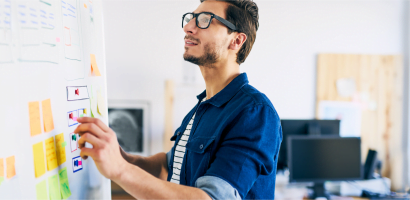 Projektant UX/UI w czasie pracy