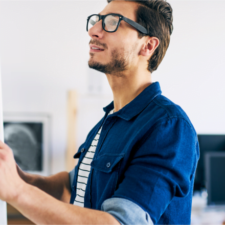 Projektant UX/UI w czasie pracy