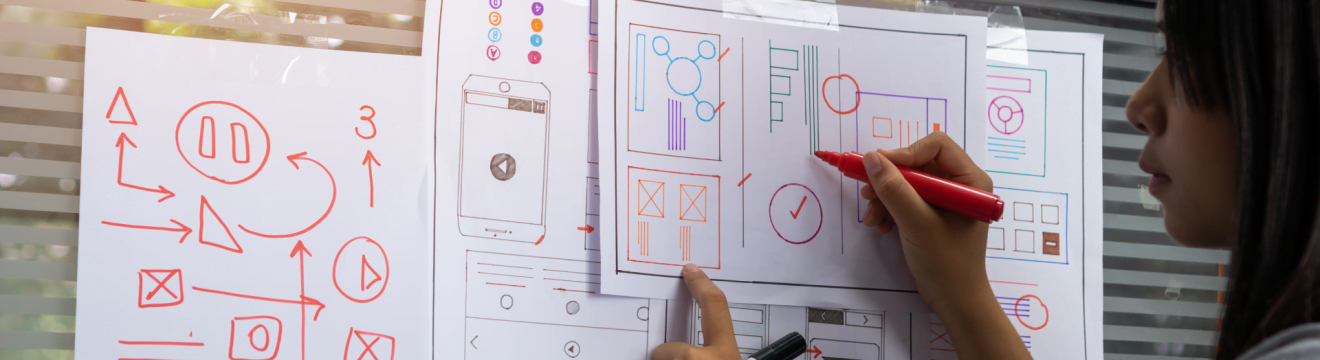 Projektantka rysuje architekturę projektu na tablicy