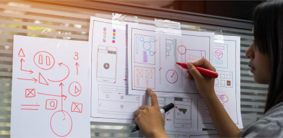 Projektantka rysuje architekturę projektu na tablicy