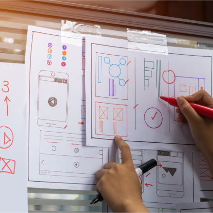 Projektantka rysuje architekturę projektu na tablicy