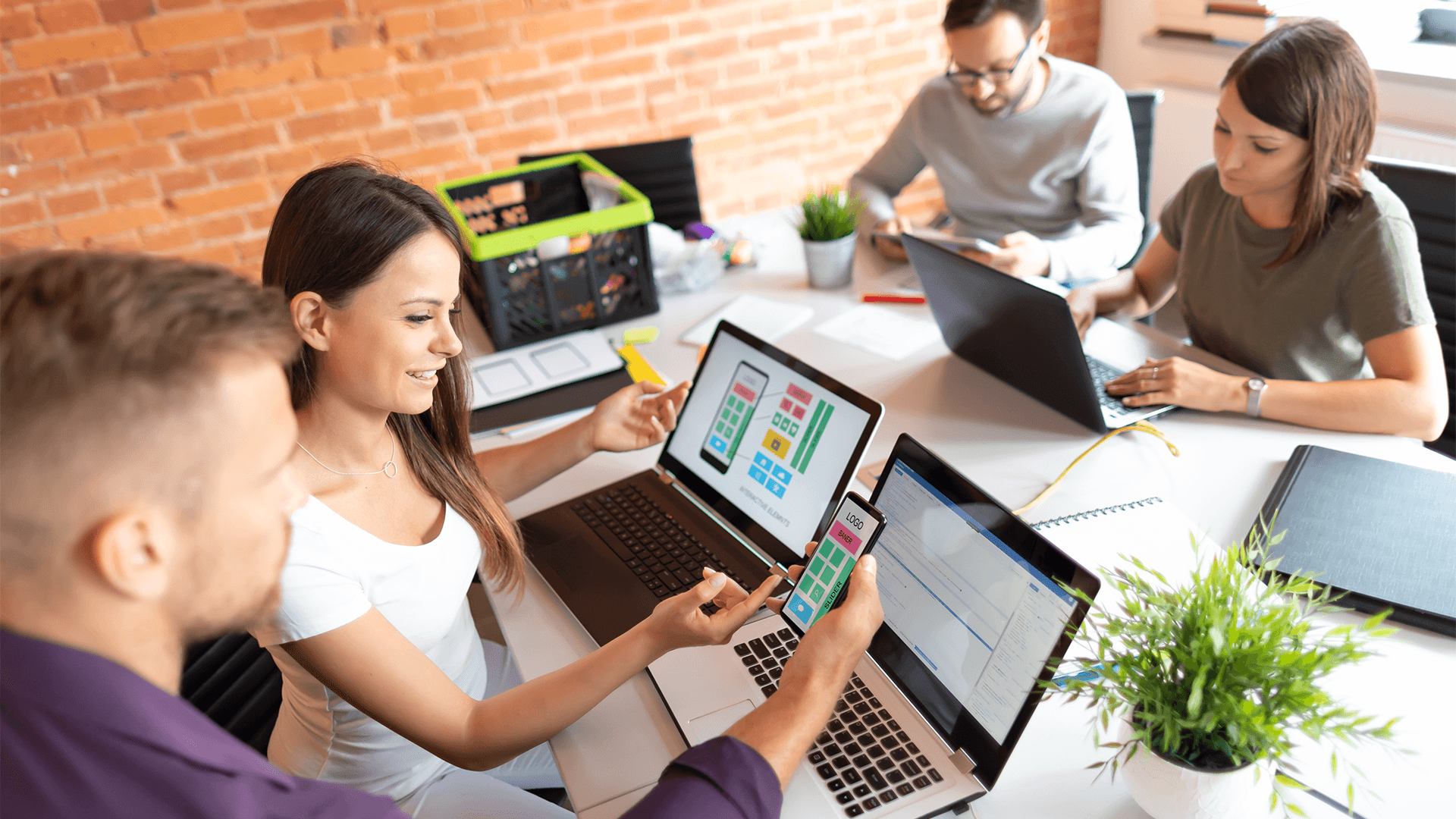 Zespół pracowników ocenia inspiracje graficzne dla projektu