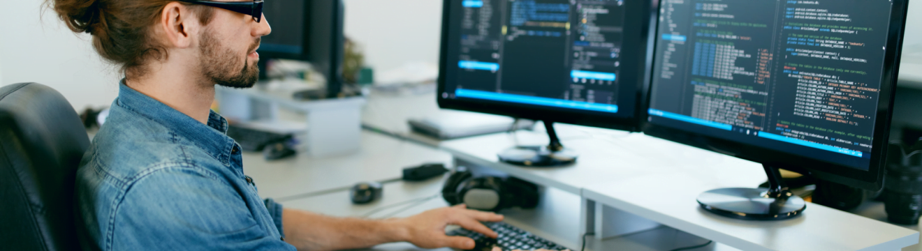 Programista piszący kod