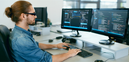 Programista piszący kod