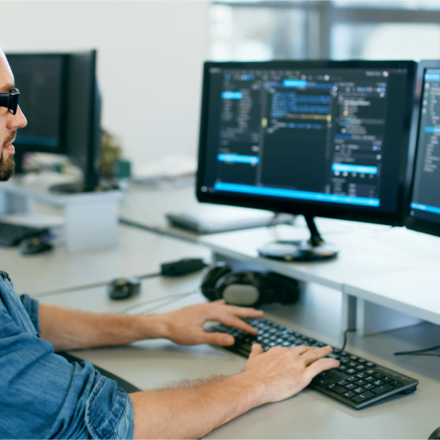Programista piszący kod